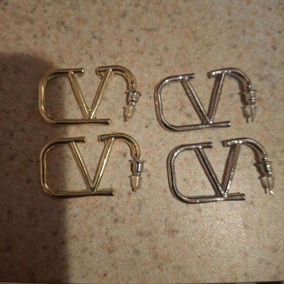 Luxury style V Shaped Rectangular Hoop Earrings - 2 PAIRS - Picture 7 of 7